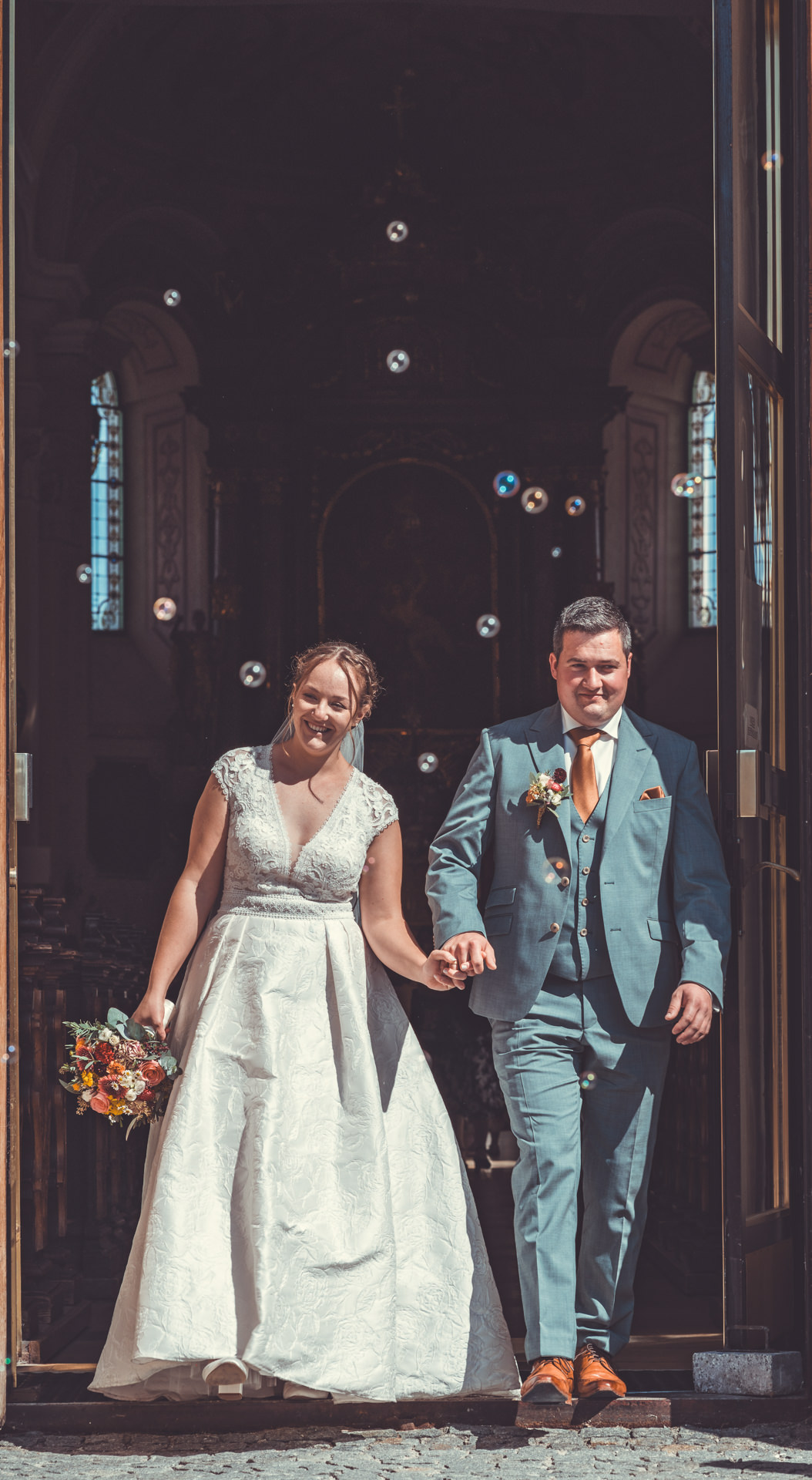 Brautpaar vor Kirche