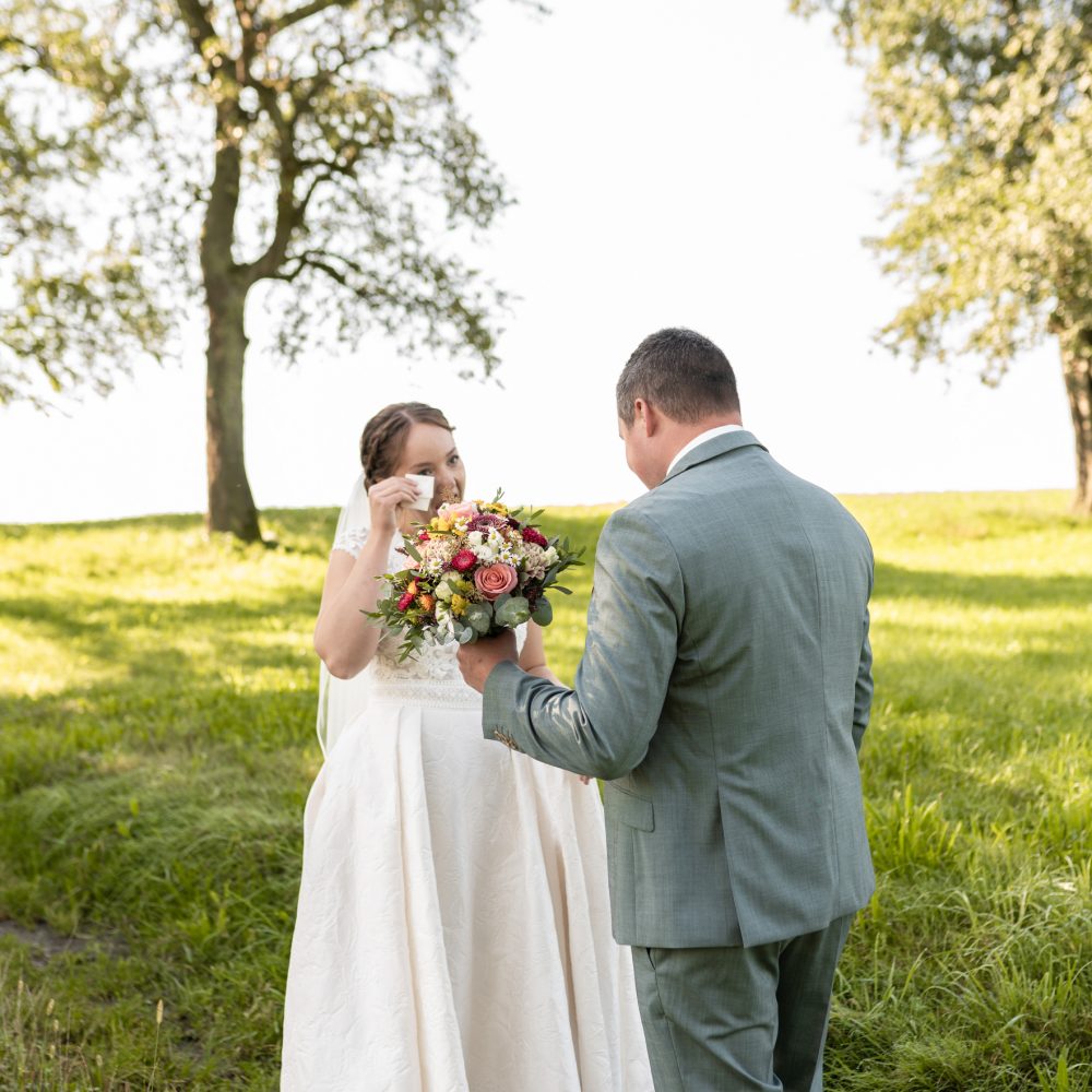 Braut weint bei First Look